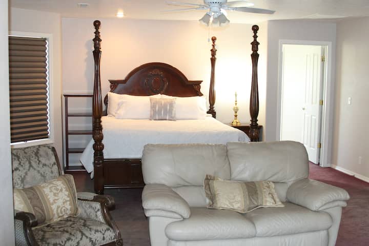 ห้องนอนใหญ่กว้างขวางนี้มีเตียงขนาดคิงไซส์และทีวีขนาดใหญ่และที่นั่งเพิ่มเติม  นอกจากนี้ยังมีทางเข้าห้องน้ำใหญ่ส่วนตัว  ห้องนอนนี้ตั้งอยู่บนชั้นบนผ่านบันได