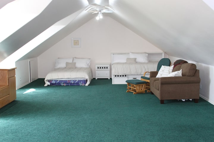 ห้องโบนัสขนาดใหญ่นี้ตั้งอยู่บนชั้นบน  มีเตียงขนาดใหญ่ 2 เตียง  โซฟายังพับออกมาเพื่อเผยให้เห็นฟูกนอนขนาดเดียว  ที่นี่มีพื้นที่มากมายสำหรับพื้นที่นอนเพิ่มเติมหรือพื้นที่เล่นขนาดใหญ่สำหรับเด็กๆ