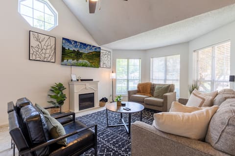 2600ft–7 Beds~Games~Toys~Desks