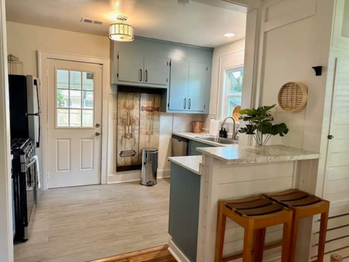Location! Home Away From Home - North Charleston, SC