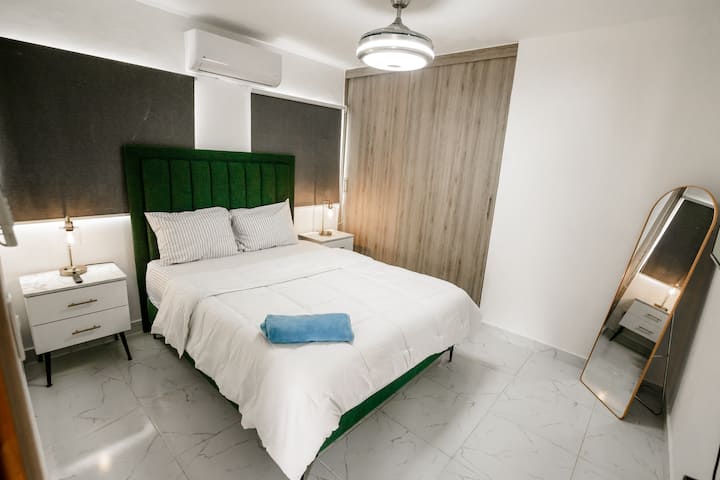 חדר שינה 1: מיטת קווין סייז, טלוויזיה, מזגן, ארון 