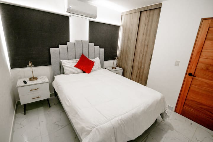 חדר שינה 2: מיטת קווין סייז, טלוויזיה 50 אינץ', מזגן, ארון 