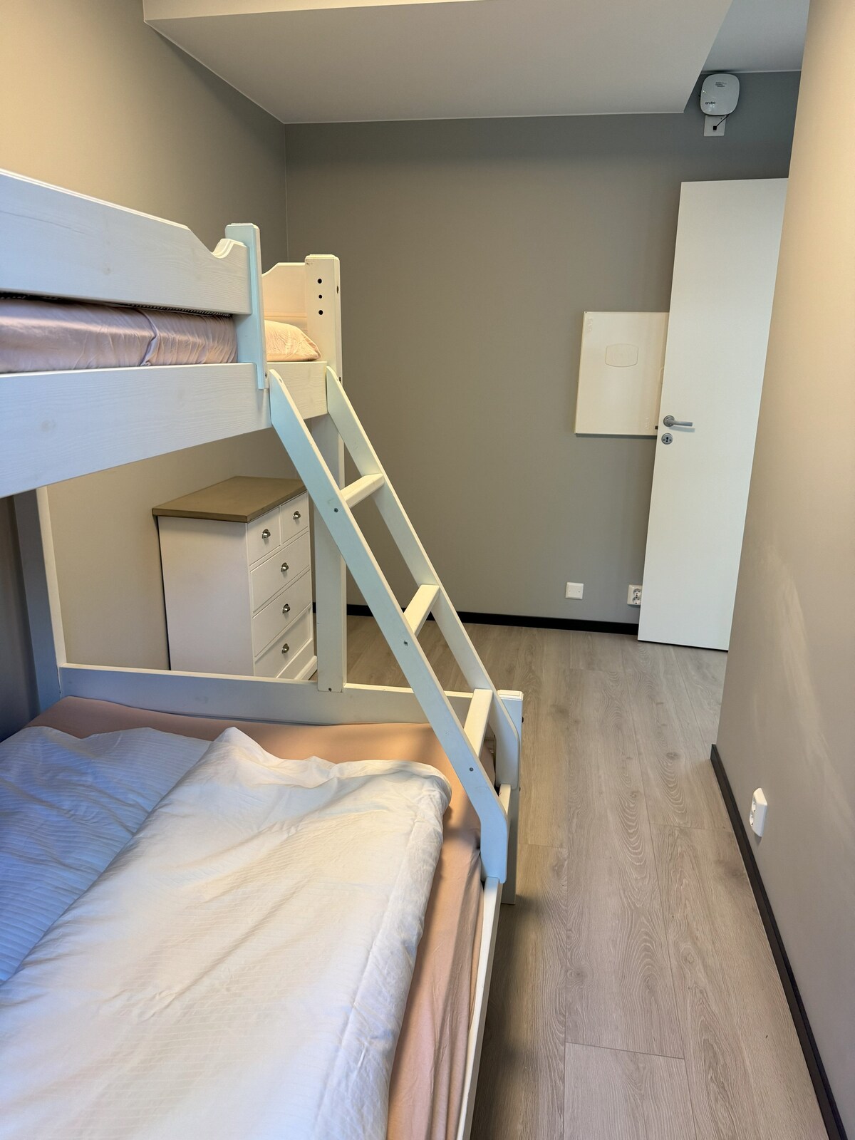 Ghorofa ya familia, 120 x 200 chini, 75 x 200 juu. Mavazi kwa ajili ya kuhifadhi nguo.