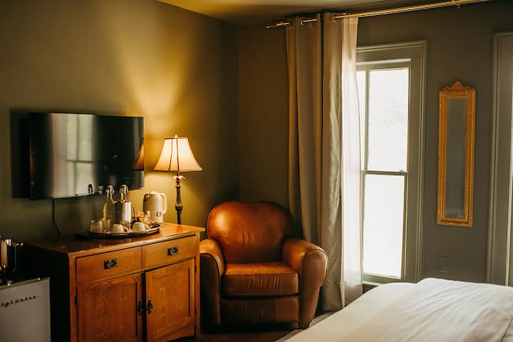 King Room Downtown At Crystal River Inn - San Marcos, TX