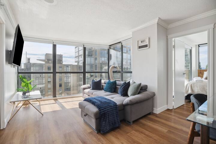 Beachfront Upscale Downtown Condo & Free Parking gallery image 5