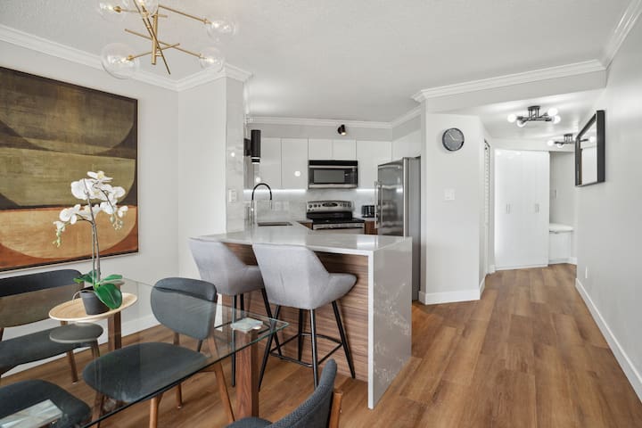 Beachfront Upscale Downtown Condo & Free Parking gallery image 4