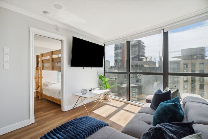 Beachfront Upscale Downtown Condo & Free Parking gallery image 3