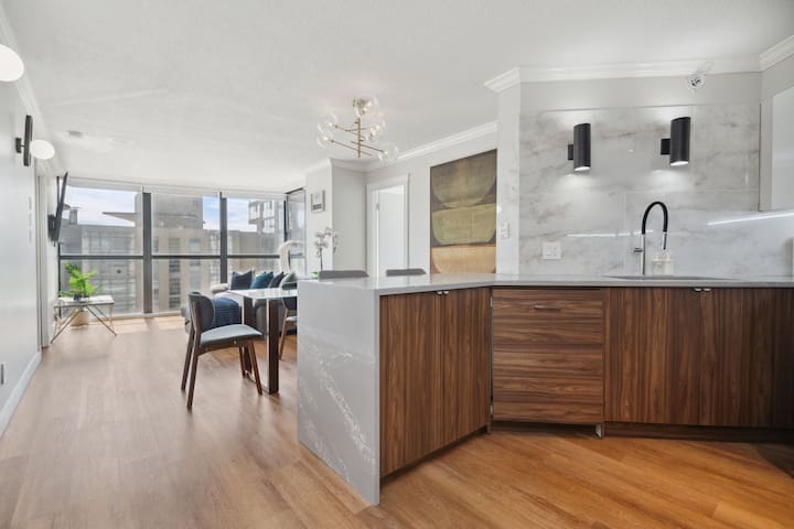 Beachfront Upscale Downtown Condo & Free Parking gallery image 2