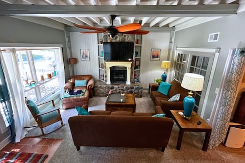 The Copper Cottage-Pet Friendly, Hot Tub, Tiki Bar