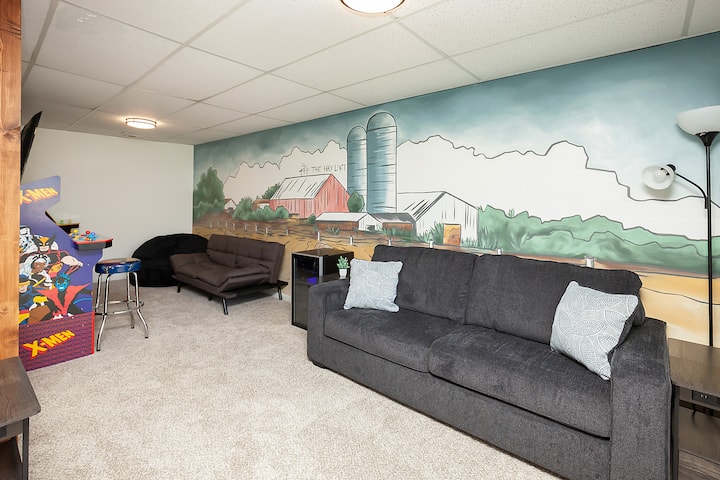 Სათამაშო ოთახი მისაღები ოთახიდან კუთხეშია. Დედოფლის საძინებლის დივანი და სრული ზომის ფუტონი