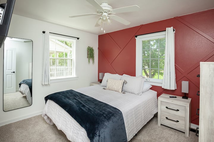 Ამ ოთახში არის ორადგილიანი საწოლი, რომელიც მდებარეობს ძირითად დონეზე. Ჰიბრიდული ლეიბი (ულტრა კომფორტული). 

- 32-ინჩიანი Roku Smart TV
- დიდი კომოდი და ტუმბოები
- გონიერი სანათები ჩაშენებული დამტენებით
- ჩაალაგეთ სათამაშო, საბავშვო ჭიშკარი და მაღალი სავარძელი ამ კარადაშია