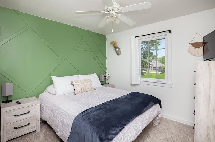 Ამ ოთახში არის ორადგილიანი საწოლი, რომელიც მდებარეობს ძირითად დონეზე. Ჰიბრიდული ლეიბი (ულტრა კომფორტული). 

- 32-ინჩიანი Roku Smart TV
- დიდი კომოდი და ტუმბოები
- გონიერი სანათები ჩაშენებული დამტენებით