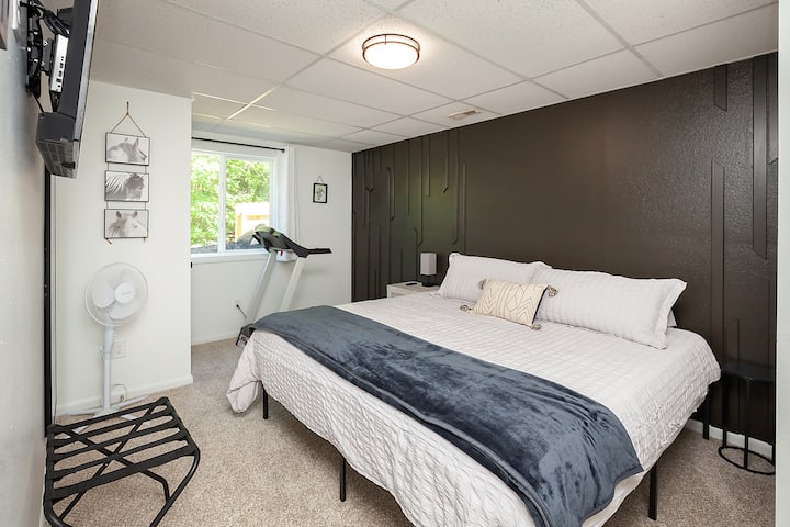 Მთავარი საძინებელი №2. ქვედა დონე. Დიდი საწოლი ჰიბრიდული მატრასით (ულტრათანამედროვე). 

- 43in Roku Smart TV
- დიდი კომოდი და ტუმბოები
- სარბენი ბილიკი
- გონიერი სანათები ჩაშენებული დამტენებით