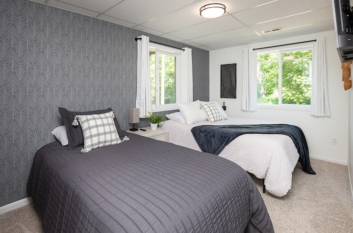 Ამ ოთახში არის ორადგილიანი საწოლი და ორადგილიანი XL. Ის ქვედა დონეზეა. Ჰიბრიდული ლეიბი ორივე საწოლზე (უკიდურესად კომფორტული). 

- 43in Roku Smart TV
- დიდი კომოდი და ტუმბოები
- გონიერი სანათები ჩაშენებული დამტენებით