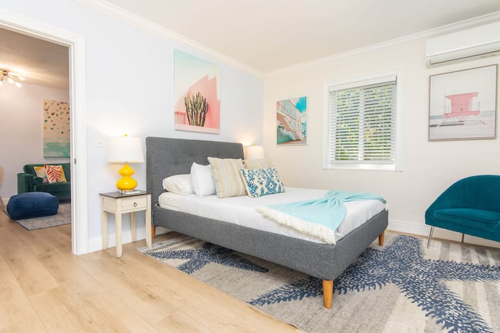 Relaxačná spálňa má manželskú posteľ s čerstvou posteľnou bielizňou, ktorá je doplnená dizajnérskym umením a osvetlením. Casa Agave podporuje tiché a pokojné prostredie a podporuje kvalitný spánok pre všetkých hostí. *Upozorňujeme, že ide o spálňu bez televízie.