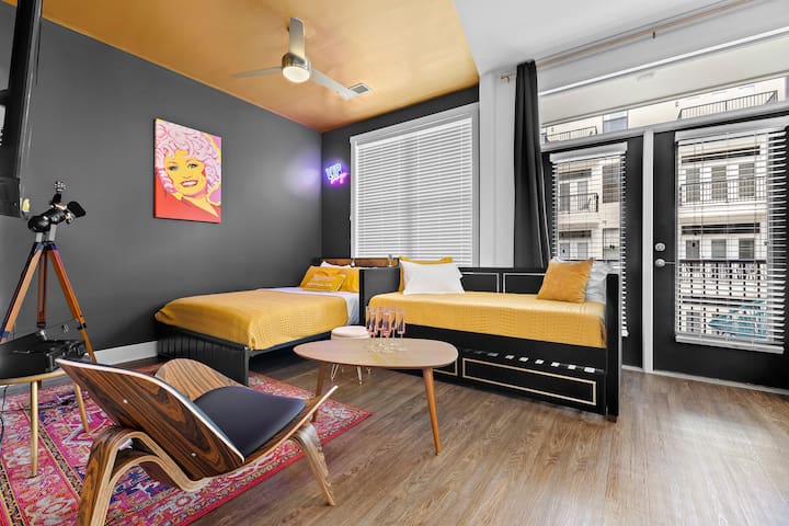 Poolside King bed ste EZ to BWay, parking option$