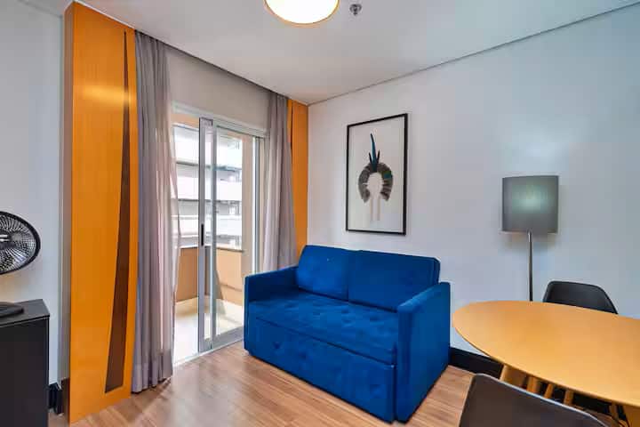 Sala de estar equipada con sofá cama, aire acondicionado, cortinas opacas, Wi-Fi y acceso directo al balcón.
