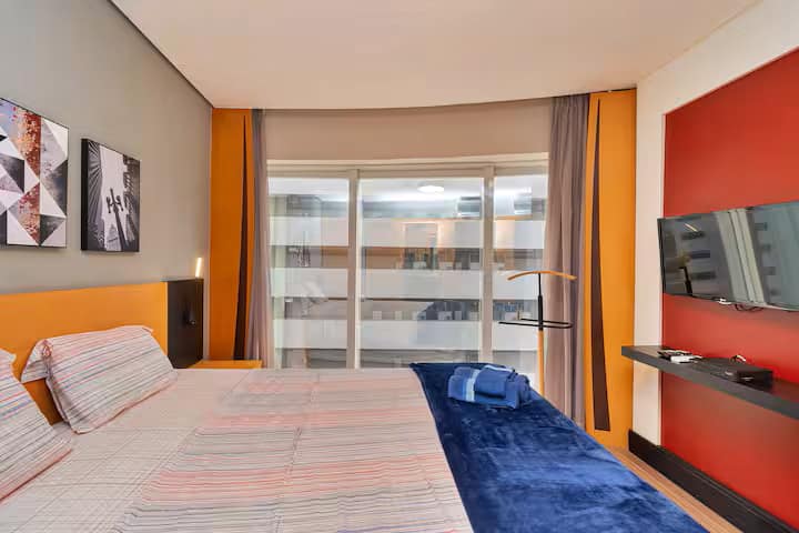 Habitación con baño privado, equipada con cama tamaño queen, aire acondicionado, TV inteligente con streaming, lugar para guardar ropa, espejo de cuerpo entero, ropa de cama, mantas, almohadas adicionales, cortinas opacas y salida al balcón.