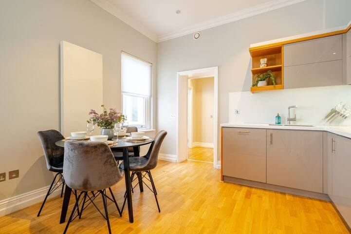 Modern 3 Bed 2 Bath Apartment Close to Mayfair gallery image 3
