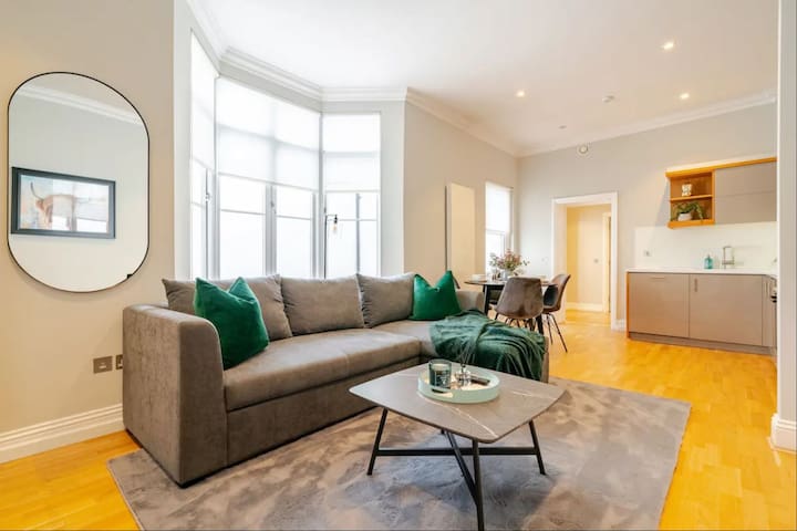 Modern 3 Bed 2 Bath Apartment Close to Mayfair gallery image 2