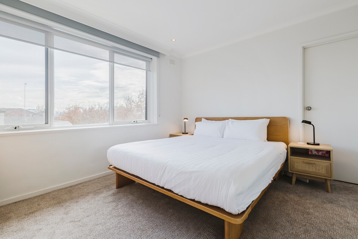 El dormitorio principal cuenta con una cama tamaño king, juego con mesas auxiliares y luces de lectura e incluye espacio de almacenamiento para guardar tus pertenencias.
