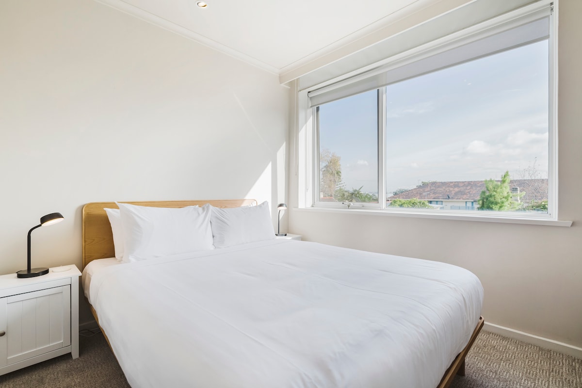 Duerme tranquilo en el segundo dormitorio. Ofrece una cama tamaño queen y una bonita vista soleada.
