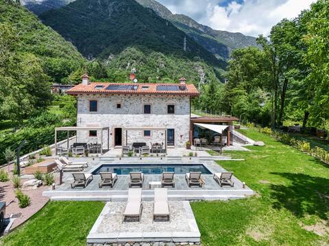 Luxury Apartment front lake
