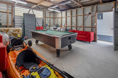 Family & Pet Fun: Pool table, hot tub, beach
