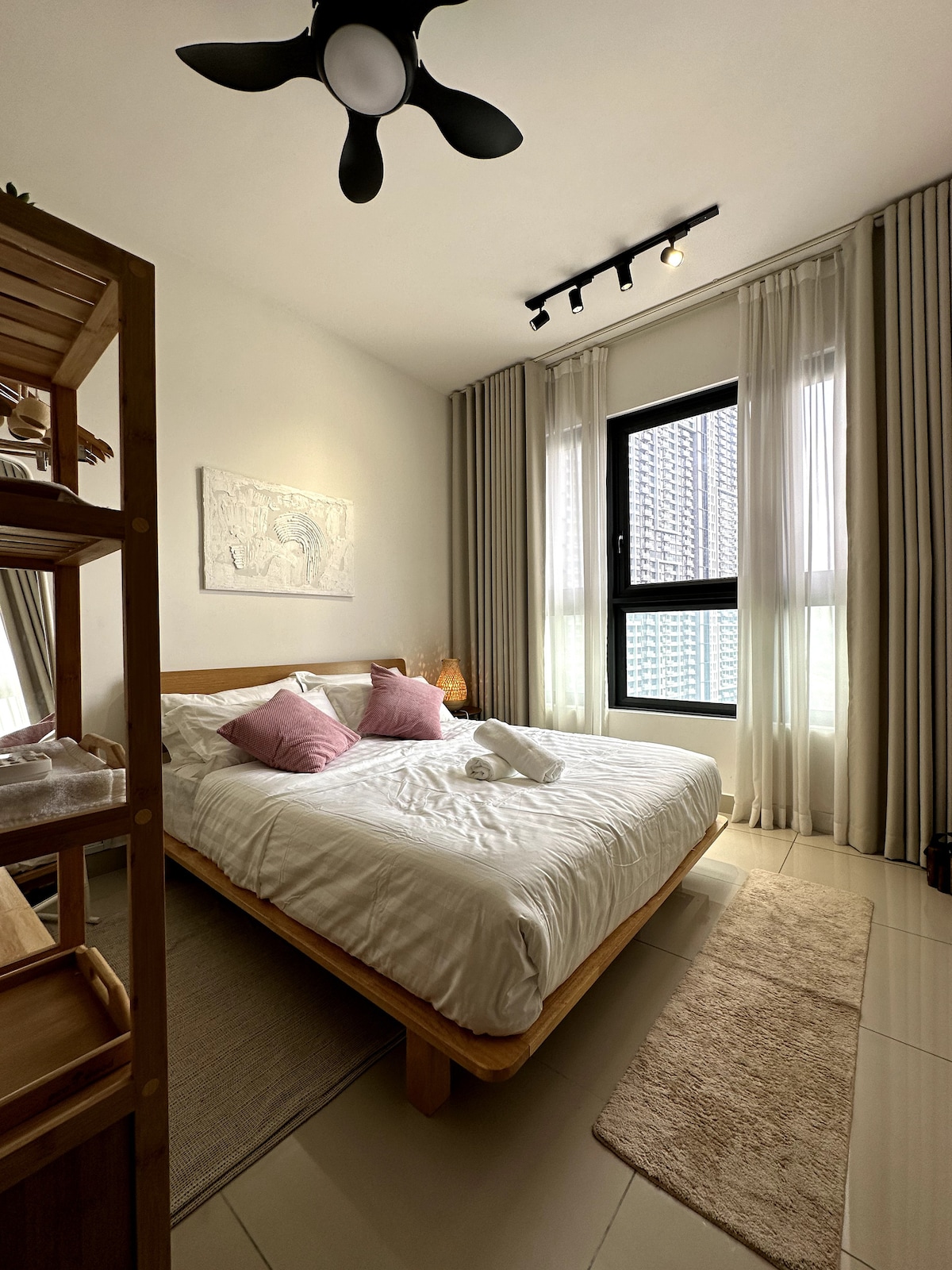 Შეიგრძენით მშვიდი ღამეები მეოთხე საძინებელში, დედოფლის ზომის საწოლზე.