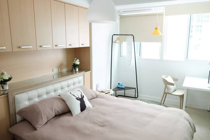 大安區[超讚房東]北歐清新風～捷運4分鐘、4個房間2套衛浴，出門見台北101，電梯大樓、嬰兒床遊戲區 gallery image 2