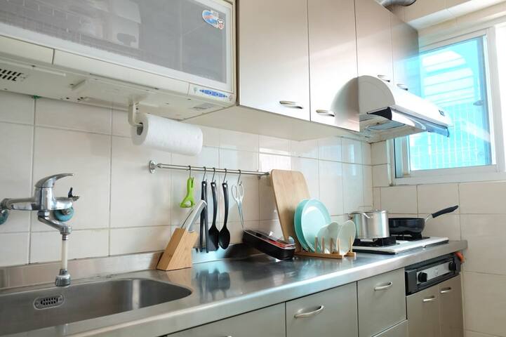 大安區[超讚房東]北歐清新風～捷運4分鐘、4個房間2套衛浴，出門見台北101，電梯大樓、嬰兒床遊戲區 gallery image 3