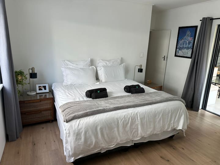 Dhomë gjumi kryesore, krevat dopio "King Size".