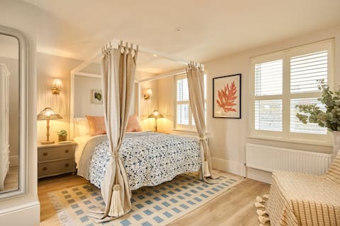 The Salt House (sleeps 12 & 3 mins to beach)