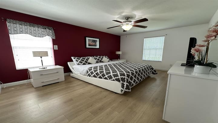 Fli si mbretër në dhomën tonë luksoze të gjumit "King"