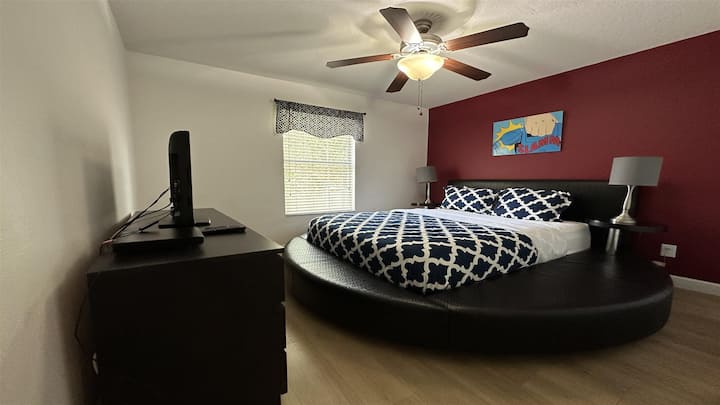 Shijo qetësinë e dhomës sonë të gjumit "Queen"