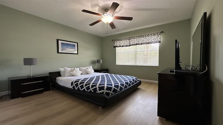 Shijo qetësinë e dhomës sonë të gjumit "Queen"