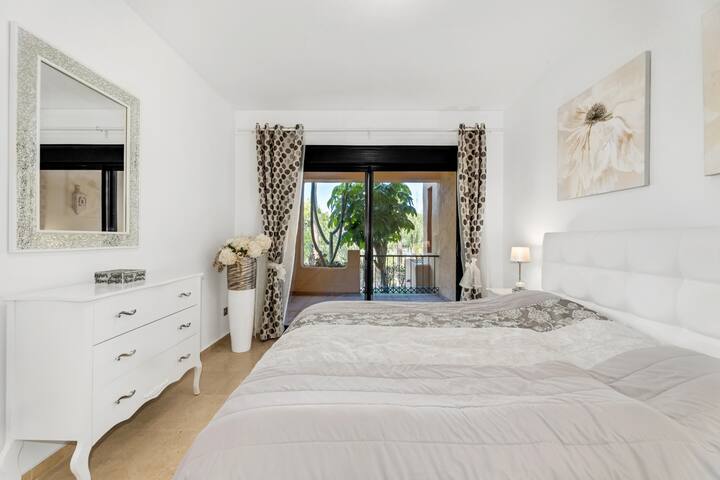 Meravigliosa camera da letto principale con letto matrimoniale, comodini su entrambi i lati, armadio, cassettiera e riscaldamento centralizzato.