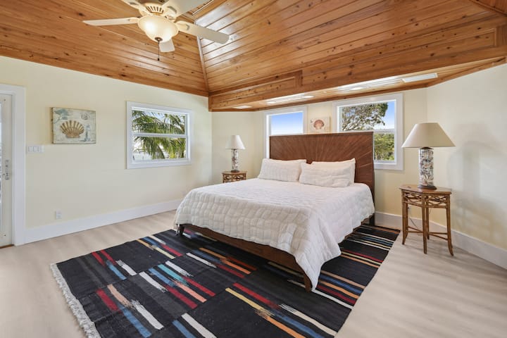 Tercer dormitorio con una cama tamaño king 