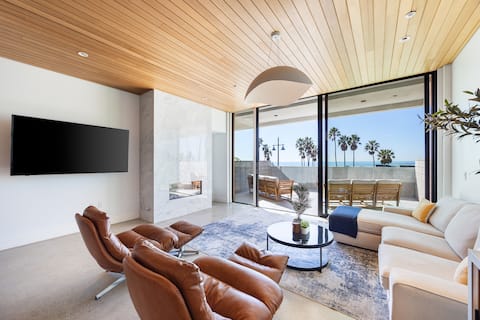 Top Airbnb: Luxe Oceanfront Beach Haus | Steps to the Sand in Venice