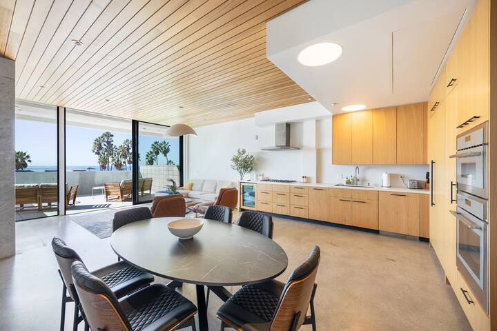 Luxe Oceanfront Beach Haus gallery image 3