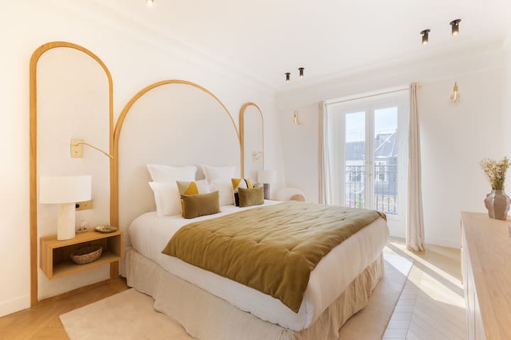 A 5BR/4BA Duplex w/Services in La Madeleine-Opéra