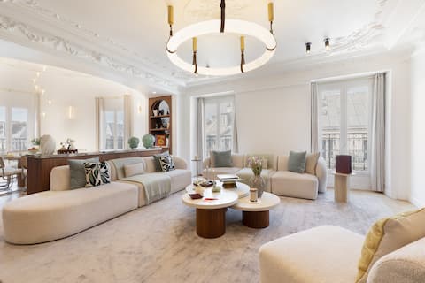 A 5BR/4BA Duplex w/Services in La Madeleine-Opéra