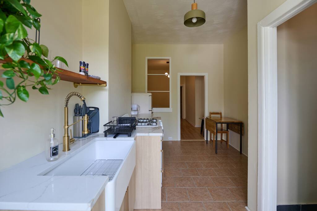 Sunny Ridgewood Hideaway