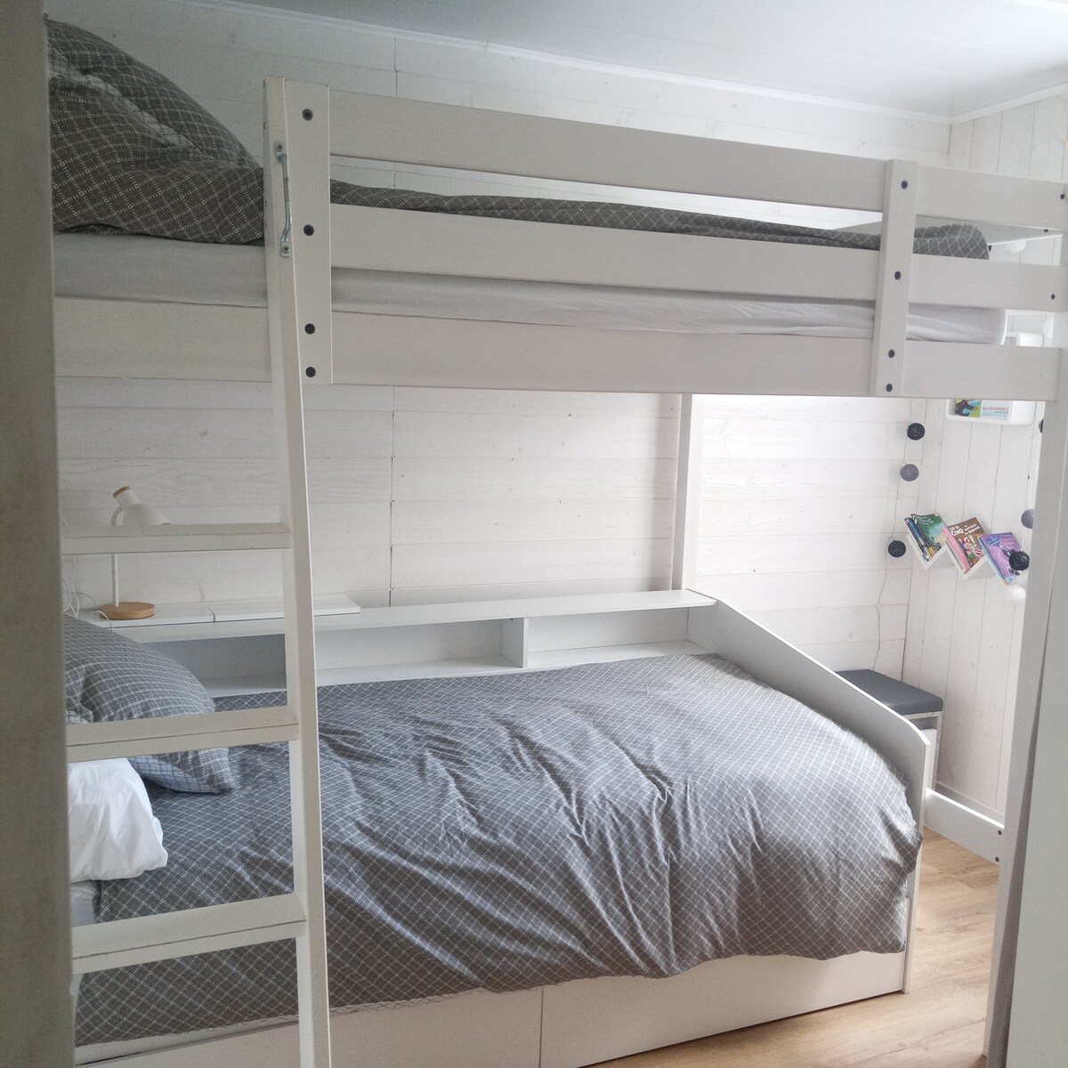 Cama altillo de dos plazas. Cama individual un lugar.
