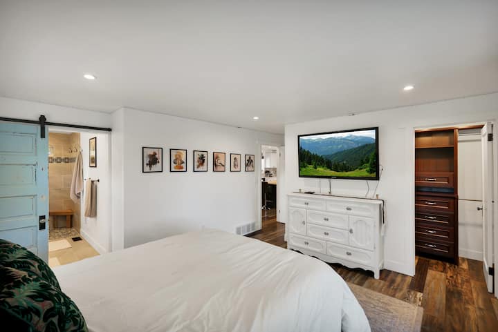 Спалната соба 2 има брачен кревет (широк 150-179 см). Бањата се гледа лево, а плакарот за пешачење од десната страна. Телевизор со Roku уред.