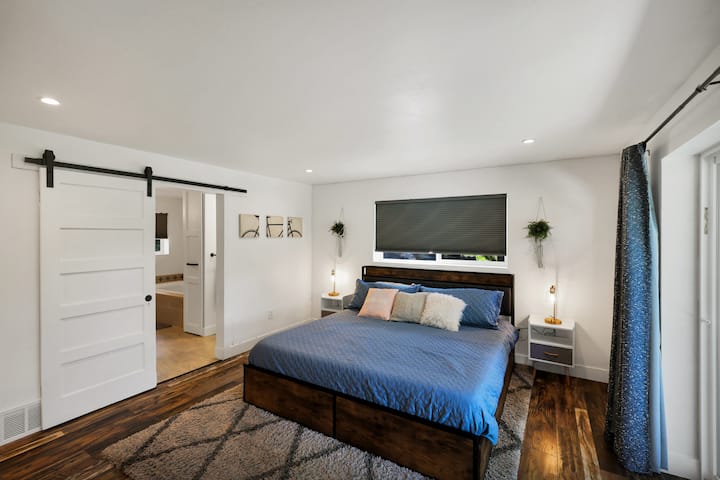 Спалната соба 1 има брачен кревет. Спалната соба е мајстор со сопствена бања (тоалет, туш, када) и плакар. 