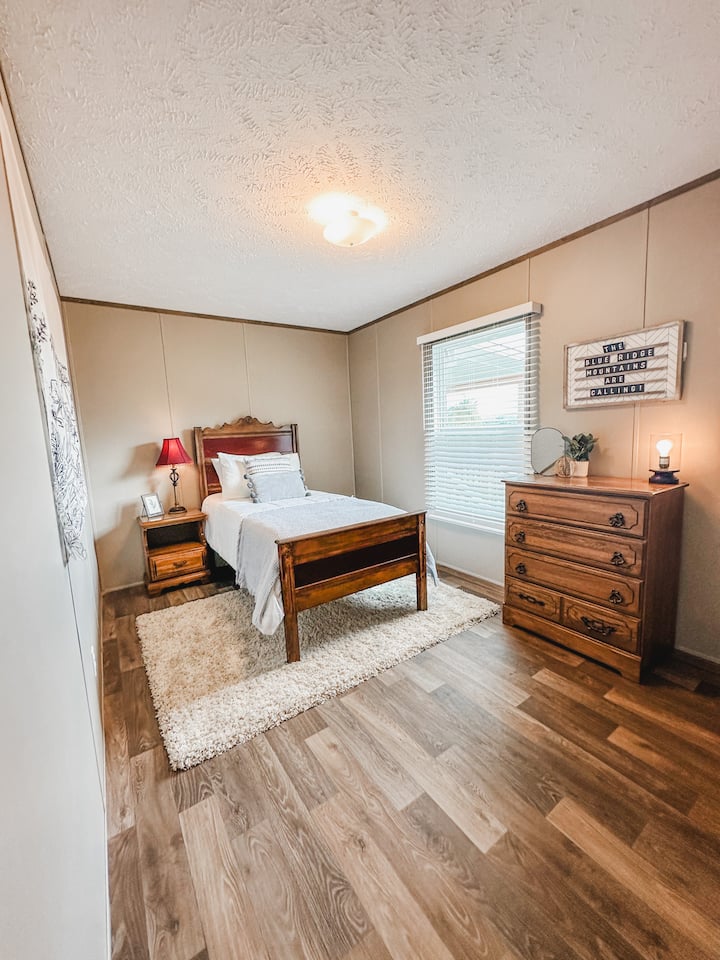 La chambre n °4 est une chambre plus petite avec un matelas double et un grand placard.