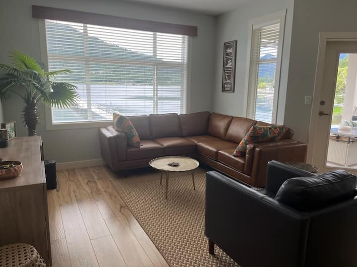 On The Beach! Lakefront Condo With Boat Slip - Sicamous
