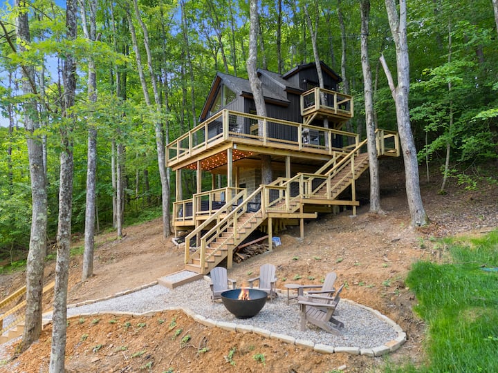 The Jaxon House @ Hocking Hills - Treehouses for Rent in Logan