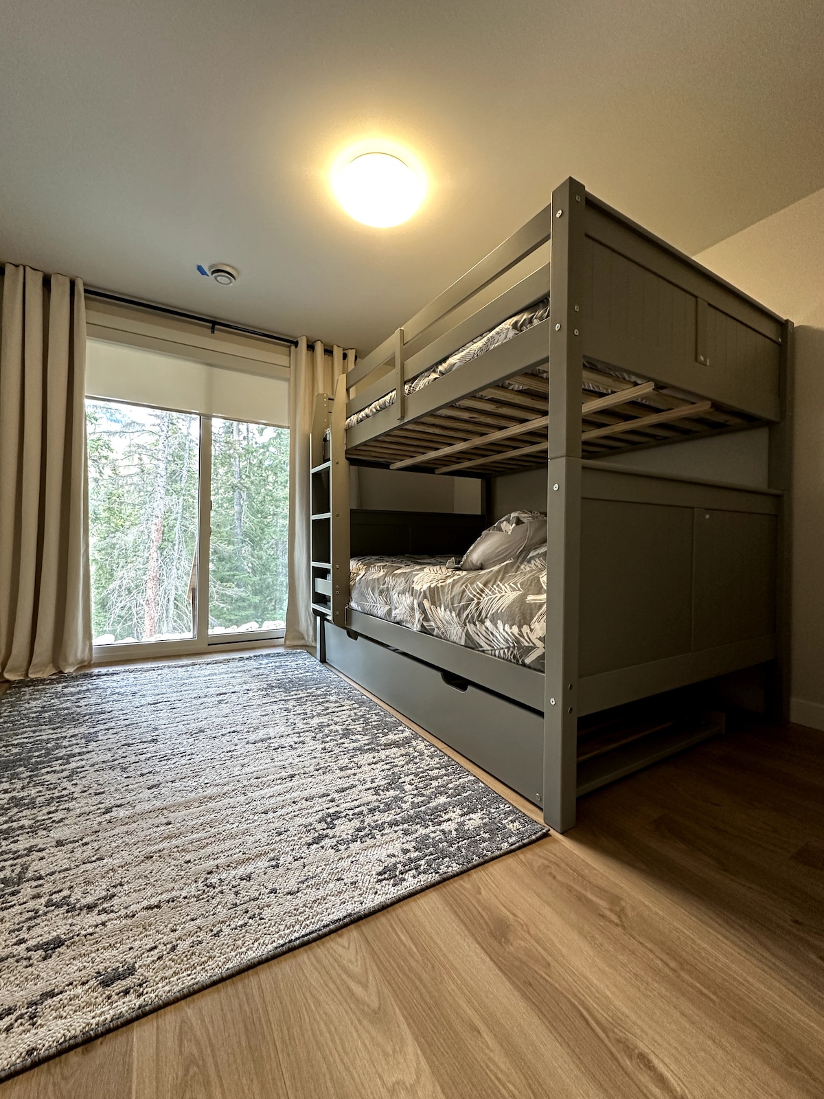 تحتوي غرفة النوم هذه على سرير ثلاثي بطابقين، وتقع قبالة المرآب، في الطابق السفلي. يحتوي على باب فناء منفصل إلى الخارج. كما أن لديها حمامها الخاص، وسيكون الأنسب للبالغين أو الأطفال الأكبر سنًا الذين لا يحتاجون إلى إشراف مباشر